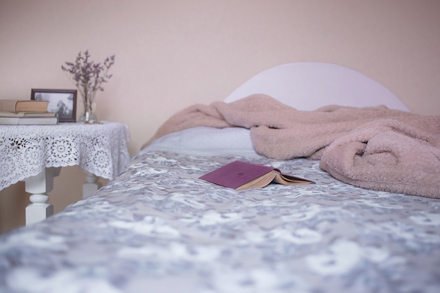 posteľ s knihou a dekou