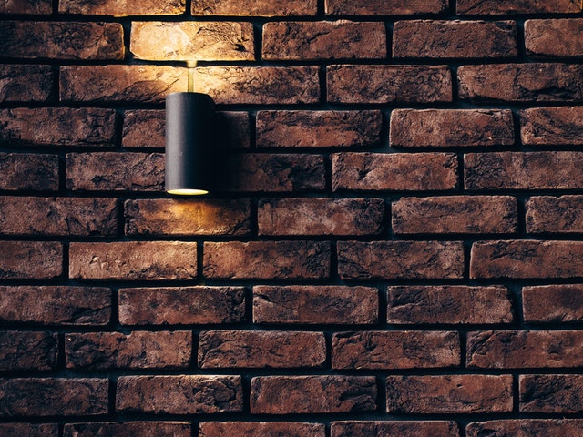 Lampa pripevnená na tehlovej stene.jpg